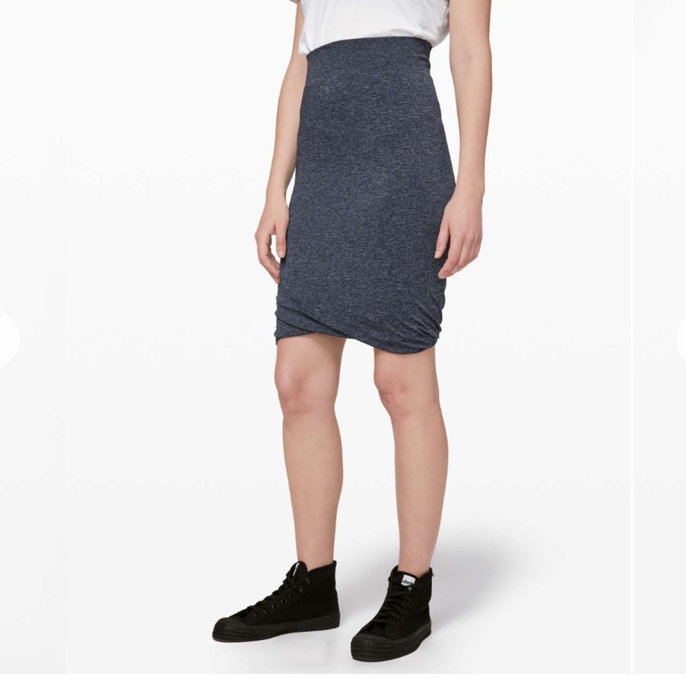 Lululemon Boulevard Bliss Skirt in true navy and white size 8